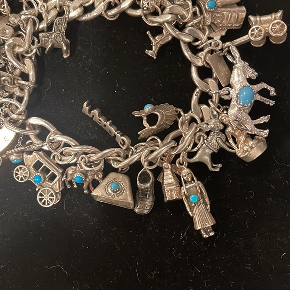 VINTAGE STERLING AND TURQUOISE LOADED WESTERN NATIVE AMERICANA CHARM BRACELET - Picture 4 of 13